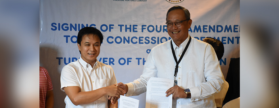 Laguna Water President and CEO Virgilio C. Rivera Jr. (right) and Laguna Governor Ramil L. Hernandez (left) lead the signing of the fourth amendment to the concession agreement of Laguna Water