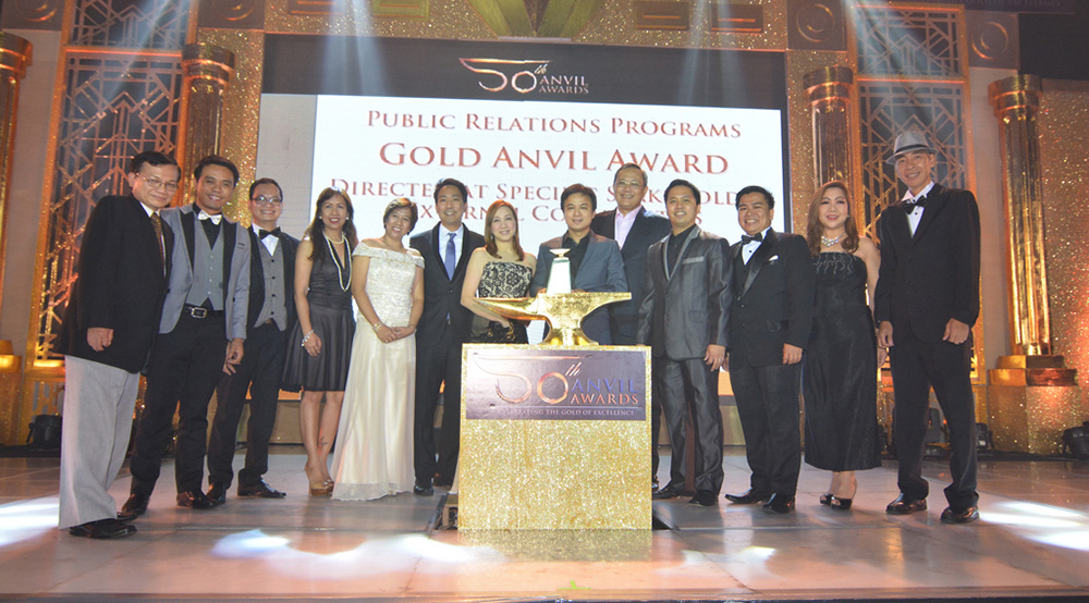 Laguna Governor Ramil L. Hernandez (8th from left), Laguna Water President Virgilio C. Rivera, Jr. (9th from left), and Laguna Water General Manager Melvin John Tan (10th from left) received the Anvil Award of Gold for Laguna Water’s Tubig Para sa Barangay program together with Provincial Administrator Atty. Dulce H. Rebanal (5th from left), Chief of Staff Vince L. Soriano (6th from left), Calamba Councilor Ruth Mariano-Hernandez (7th from left), and representatives from Laguna Water.