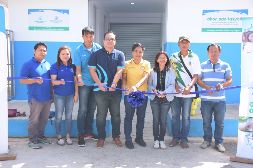 Manila Water Foundation Executive Director Reginald Andal (4th from left), Barangay Malaban Captain Dennis Salandanan (5th from left), and Laguna Water General Manager and COO Shoebe Hazel Caong (3rd from right) lead the ribbon cutting ceremony of the 3-cubicle toilet in Barangay Malaban in Biñan.