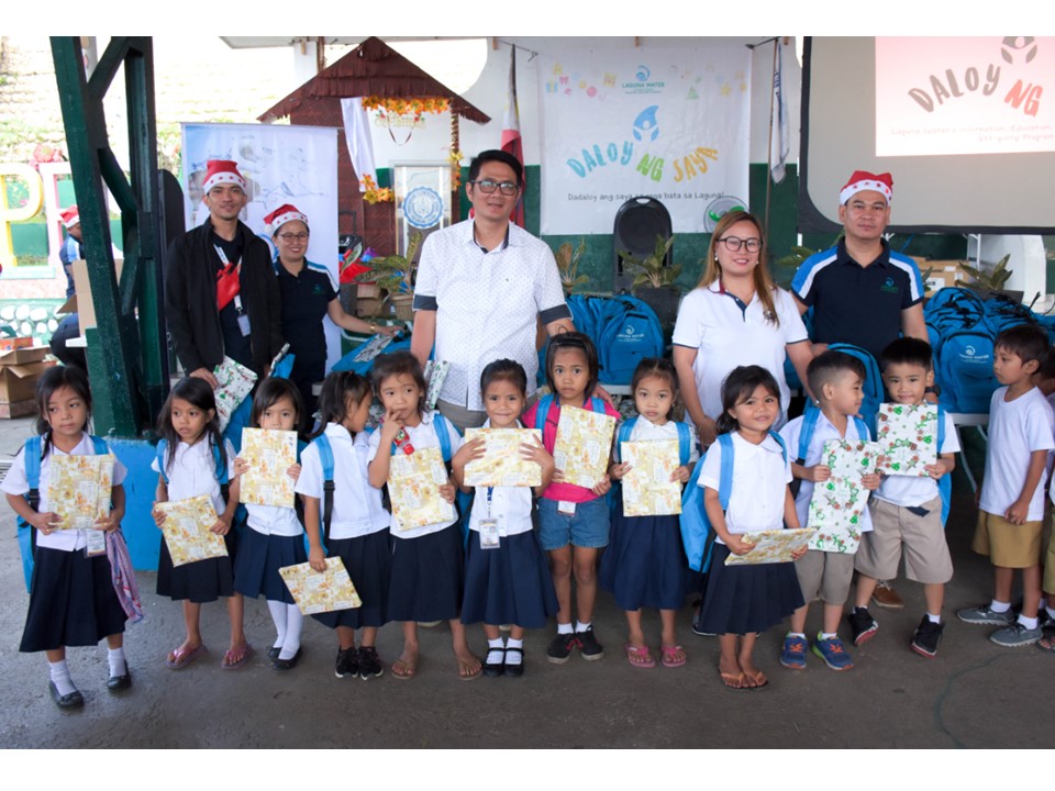 More than 150 students from Pinagsanjan Elementary School in Pagsanjan received their early Christmas presents from Laguna Water, through the company’s annual Christmas gift-giving program, Daloy ng Saya. The event was also graced by Pagsanjan Mayor Peter Casius Trinidad (3rd from left).